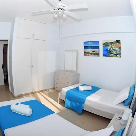 Coral Gardens Beach House * Вороклини