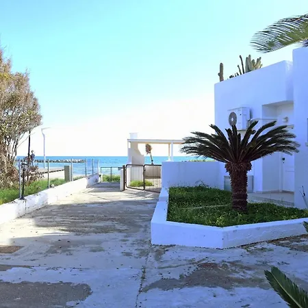 Coral Gardens Beach House * Вороклини