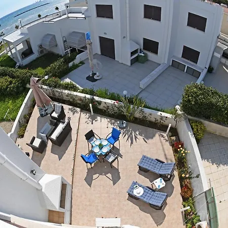 Coral Gardens Beach House *