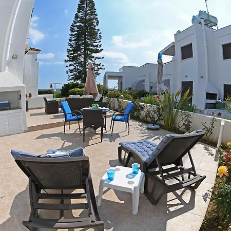 Coral Gardens Beach House Apartament Oroklini