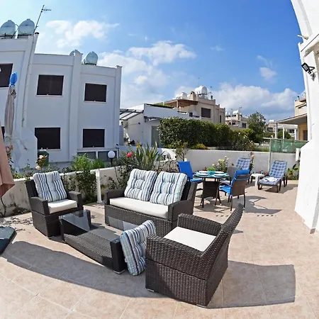 Coral Gardens Beach House * Вороклини